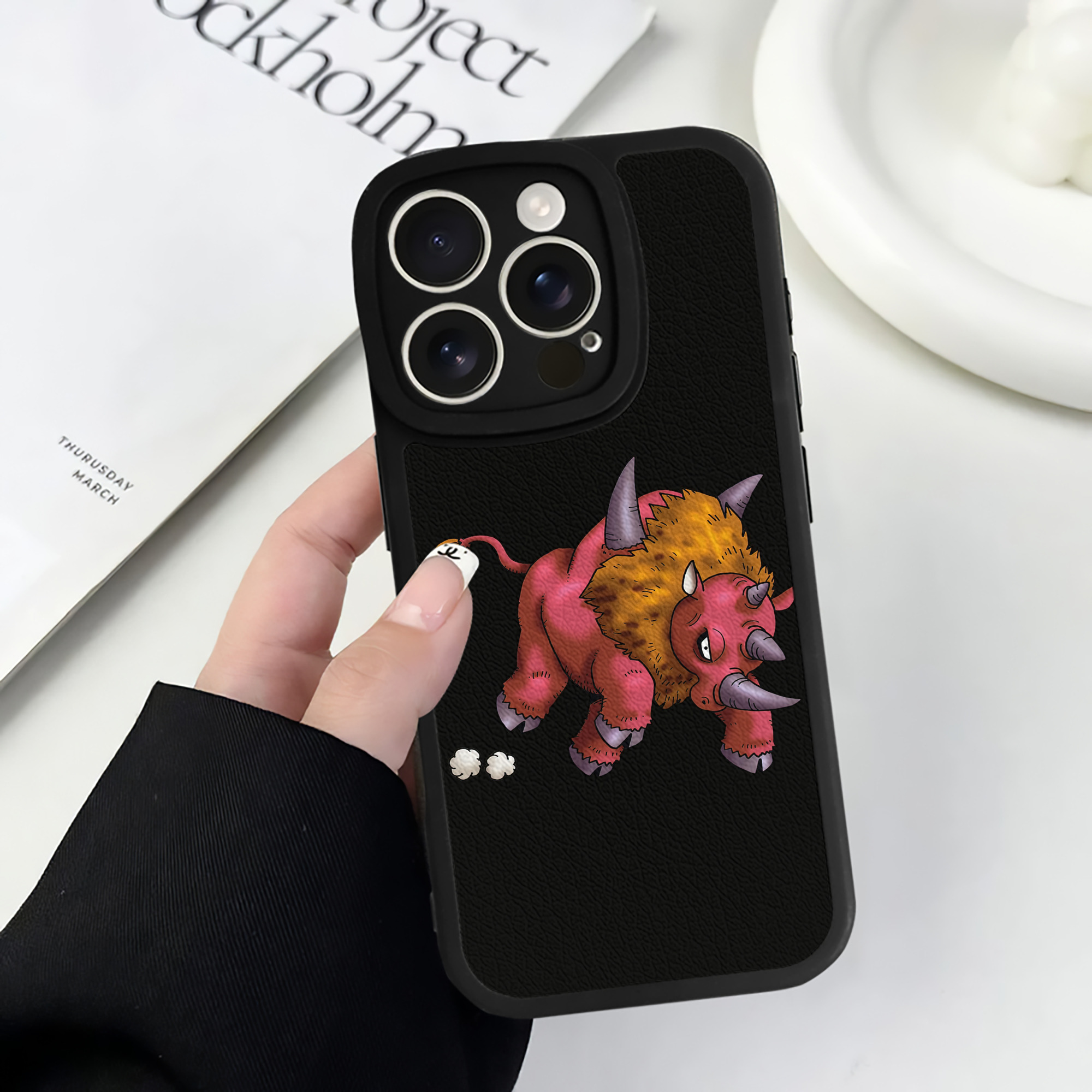 （画像用） ドラゴンクエスト Doragon Kuesuto Dragon Quest 【iPhone 16シリーズ対応】シリコンスマホケース（レザー調） 材質：シリコン